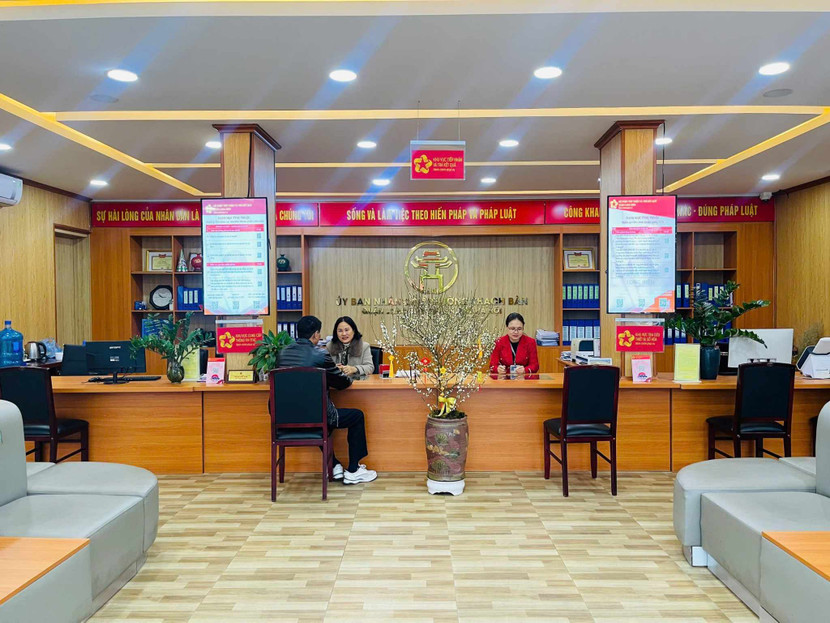 Giải quyết thủ tục hành chính tại UBND phường Thạch Bàn (Long Biên) sáng 3/2