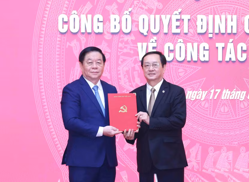 Ủy viên Bộ Chính trị, Bí thư Trung ương Đảng, Trưởng Ban Tuyên giáo và Dân vận Trung ương Nguyễn Trọng Nghĩa trao Quyết định của Bộ Chính trị cho ông Huỳnh Thành Đạt (Ảnh:TTXVN)