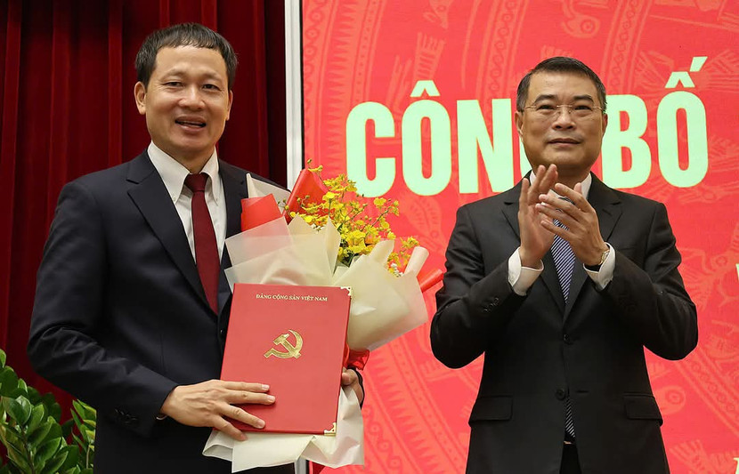 Trưởng Ban Tổ chức Trung ương Lê Minh Hưng (phải) trao quyết định của Bộ Chính trị cho ông Vũ Hồng Văn sáng 25/1 Trưởng Ban Tổ chức Trung ương Lê Minh Hưng (phải) trao quyết định của Bộ Chính trị cho ông Vũ Hồng Văn sáng 25/1