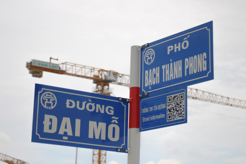 Tên phố Bạch Thành Phong được đặt cho đoạn từ ngã tư giao Đại lộ Thăng Long - đối diện đường Lê Quang Đạo, đến ngã tư giao đường Đại Mỗ và đường Lê Giản