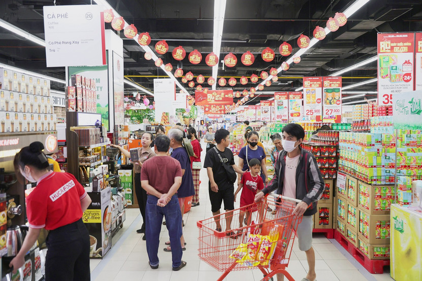 Người tiêu dùng đến mua sắm sôi động hơn tại các siêu thị LOTTE MART trong thời gian này