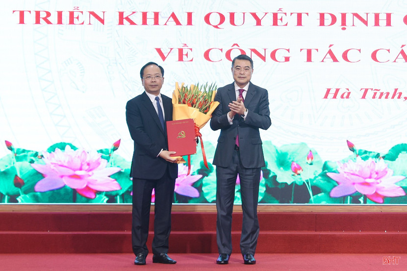 Đồng chí Lê Minh Hưng - Uỷ viên Bộ Chính trị, Bí thư Trung ương Đảng, Trưởng ban Tổ chức Trung ương trao quyết định và tặng hoa chúc mừng đồng chí Nguyễn Duy Lâm Đồng chí Lê Minh Hưng - Uỷ viên Bộ Chính trị, Bí thư Trung ương Đảng, Trưởng ban Tổ chức Trung ương trao quyết định và tặng hoa chúc mừng đồng chí Nguyễn Duy Lâm