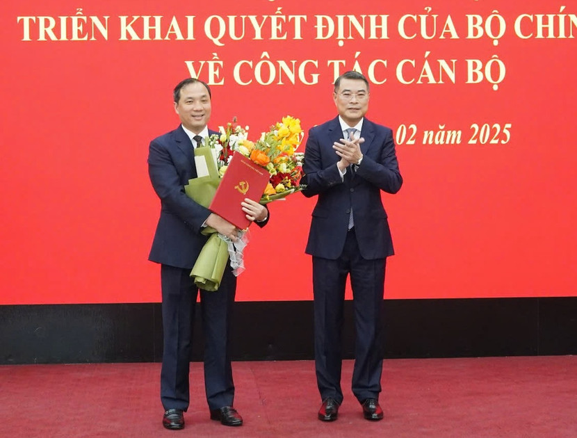 Ủy viên Bộ Chính trị, Bí thư Trung ương Đảng, Trưởng Ban Tổ chức Trung ương Lê Minh Hưng trao quyết định, tặng hoa chúc mừng ông Hoàng Trung Dũng Ủy viên Bộ Chính trị, Bí thư Trung ương Đảng, Trưởng Ban Tổ chức Trung ương Lê Minh Hưng trao quyết định, tặng hoa chúc mừng ông Hoàng Trung Dũng