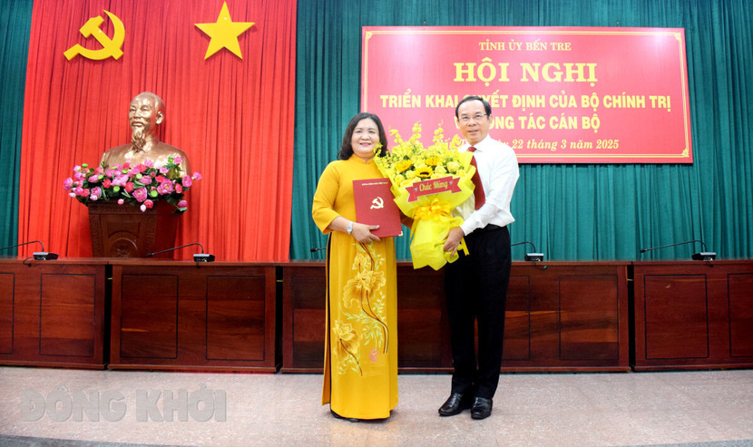 Ủy viên Bộ Chính trị - Bí thư Thành ủy TP. Hồ Chí Minh Nguyễn Văn Nên trao quyết định của Bộ Chính trị và trao hoa chúc mừng Bí thư Tỉnh ủy Bến Tre Hồ Thị Hoàng Yến Ủy viên Bộ Chính trị - Bí thư Thành ủy TP. Hồ Chí Minh Nguyễn Văn Nên trao quyết định của Bộ Chính trị và trao hoa chúc mừng Bí thư Tỉnh ủy Bến Tre Hồ Thị Hoàng Yến