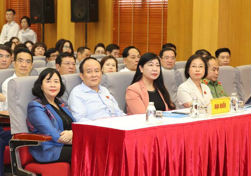 Lãnh đạo TP Hà Nội và các đại biểu dự buổi tiếp xúc cử tri Lãnh đạo TP Hà Nội và các đại biểu dự buổi tiếp xúc cử tri