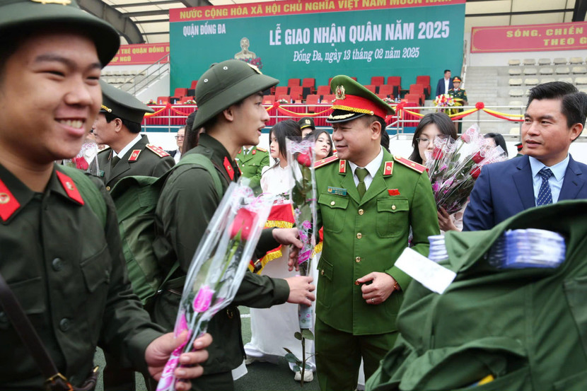 Thiếu tướng Nguyễn Thanh Tùng, Phó Giám đốc CATP Hà Nội tặng hoa, dặn dò tân binh trước giờ lên đường nhập ngũ Thiếu tướng Nguyễn Thanh Tùng, Phó Giám đốc CATP Hà Nội tặng hoa, dặn dò tân binh trước giờ lên đường nhập ngũ