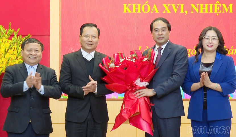 Thường trực UBND tỉnh Lào Cai tặng hoa chúc mừng tân Bí thư Tỉnh ủy Trịnh Xuân Trường