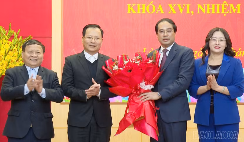 Thường trực UBND tỉnh Lào Cai tặng hoa chúc mừng tân Bí thư Tỉnh ủy Trịnh Xuân Trường Thường trực UBND tỉnh Lào Cai tặng hoa chúc mừng tân Bí thư Tỉnh ủy Trịnh Xuân Trường