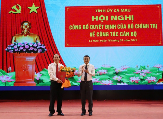 Thừa uỷ quyền của Bộ Chính trị, Trưởng ban Tổ chức Trung ương Lê Minh Hưng trao quyết định điều động và tặng hoa chúc mừng đồng chí Nguyễn Hồ Hải