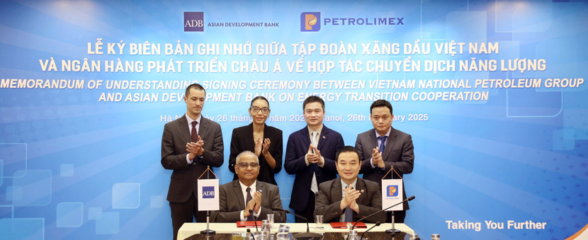 Ông Đào Nam Hải – Thành viên HĐQT, Tổng Giám đốc Petrolimex và ông Shantanu Chakraborty - Giám đốc Quốc gia ADB tại Việt Nam - ký kết thư ghi nhớ về hợp tác chuyển dịch năng lượng Ông Đào Nam Hải – Thành viên HĐQT, Tổng Giám đốc Petrolimex và ông Shantanu Chakraborty - Giám đốc Quốc gia ADB tại Việt Nam - ký kết thư ghi nhớ về hợp tác chuyển dịch năng lượng