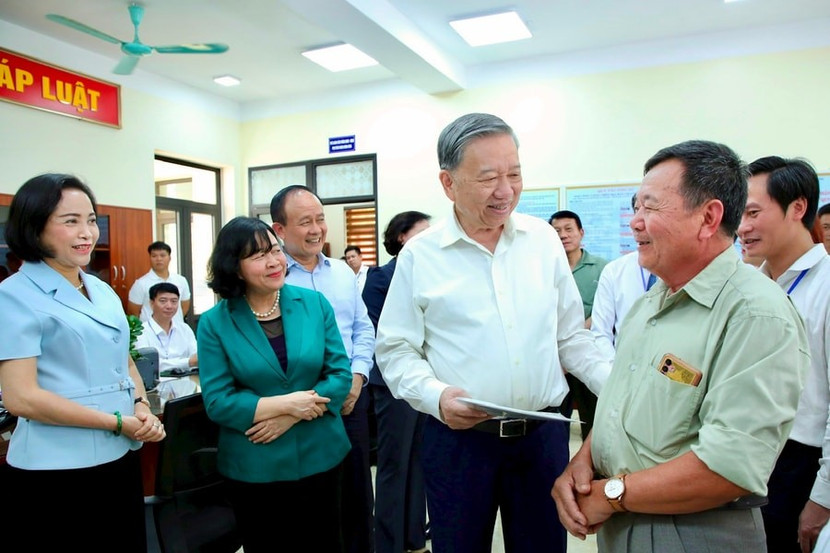 Tổng Bí thư Tô Lâm trao đổi với người dân tại Điểm phục vụ hành chính công xã Phúc Thịnh (Hà Nội)