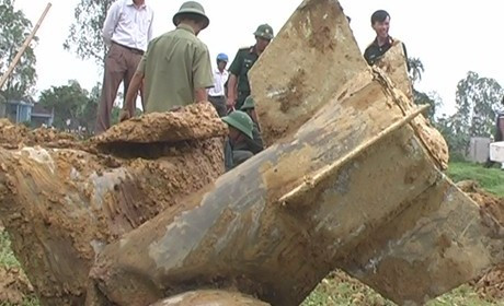 Phát lộ 2 quả bom nguyên kíp nổ tại công trình xây dựng ảnh 1