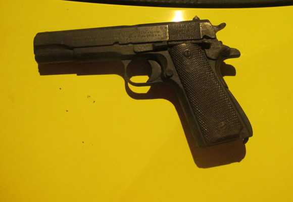 Cứ “lục” ôtô là “lòi” ra súng ảnh 1