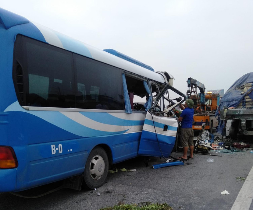 Hiện trường nơi xảy ra vụ tai nạn làm 3 người chết, nhiều người bị thương