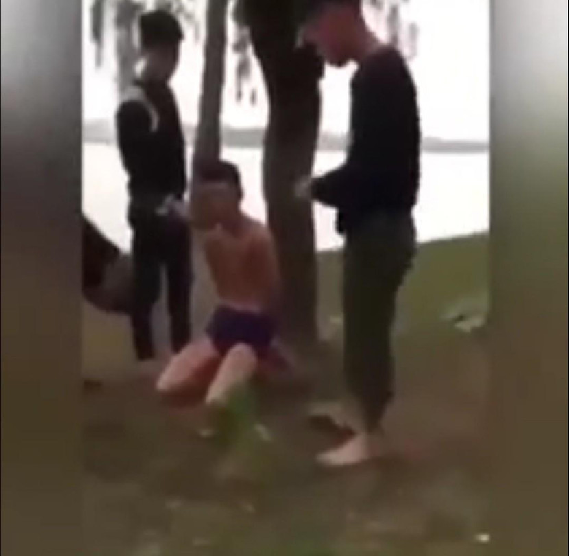 Hình ảnh nam thanh niên bị trói và đánh đập (ảnh cắt từ clip) Hình ảnh nam thanh niên bị trói và đánh đập (ảnh cắt từ clip)
