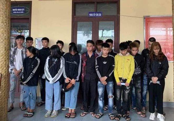 Nhóm thanh niên bị triệu tập tại cơ quan công an Nhóm thanh niên bị triệu tập tại cơ quan công an