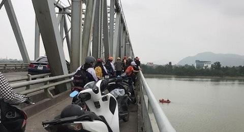 Cầu Bến Thủy nơi người đàn ông nhảy xuống sông
