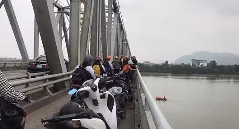 Cầu Bến Thủy nơi người đàn ông nhảy xuống sông