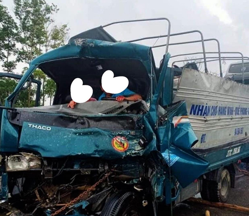 Chiếc xe tải chở hàng biến dạng sau cú va chạm Chiếc xe tải chở hàng biến dạng sau cú va chạm