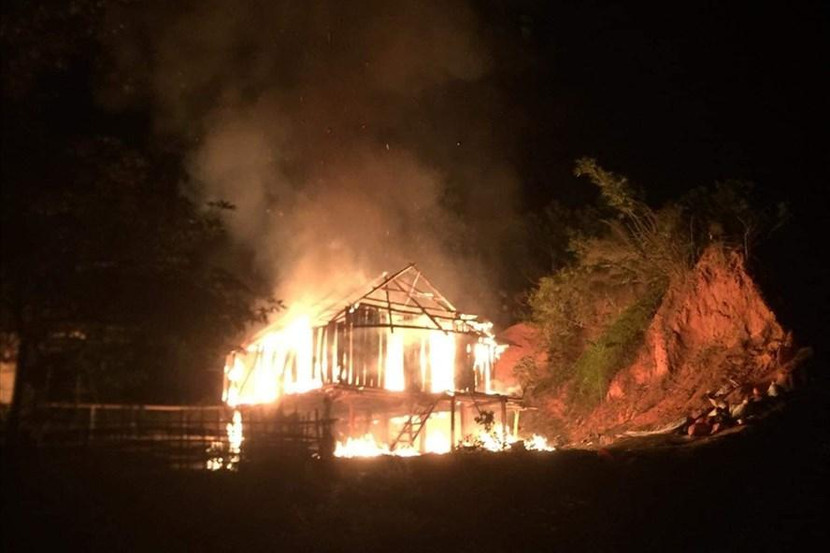 Ngọn lửa nhanh chóng bao trùm và thiêu rụi căn nhà (ảnh: B.C) Ngọn lửa nhanh chóng bao trùm và thiêu rụi căn nhà (ảnh: B.C)