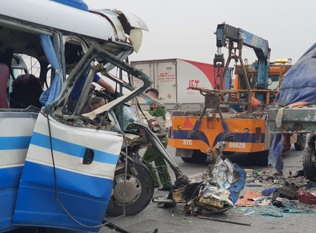 Hiện trường nơi xảy ra vụ tai nạn làm 3 người chết Hiện trường nơi xảy ra vụ tai nạn làm 3 người chết