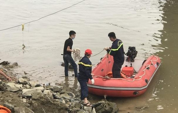 Lực lượng tìm kiếm đưa thi thể anh D. vào bờ (ảnh: T. Minh)