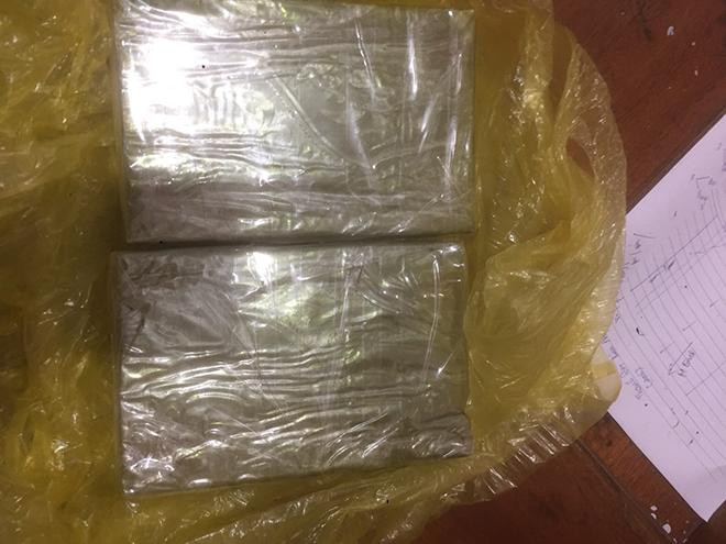 Số ma túy mà Hà vừa mua xong thì bị công an bắt (ảnh: ĐV)