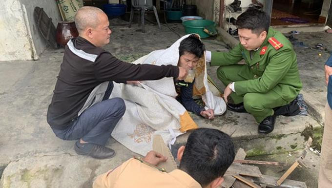 Ủ ấm nạn nhân sau khi được cứu lên bờ an toàn