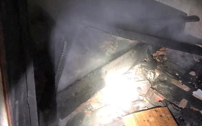 Nhiều vật dụng trong căn nhà bị cháy rụi sau vụ hỏa hoạn