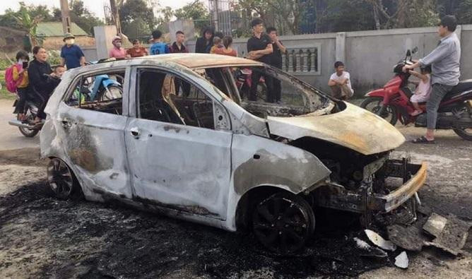 Chiếc xe chỉ còn trơ khung sắt sau khi bị cháy