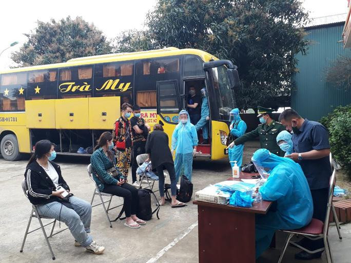 Lực lượng chức năng lấy lời khai những người Trung Quốc đi trên xe khách Lực lượng chức năng lấy lời khai những người Trung Quốc đi trên xe khách