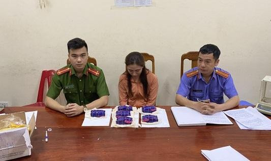 Ngô Thị Trang cùng tang vật tại cơ quan công an