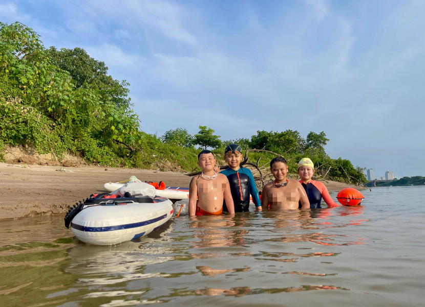 Cốm, Min (cởi trần) cùng các bạn trong một lần bơi vượt sông Hồng sang bãi giữa