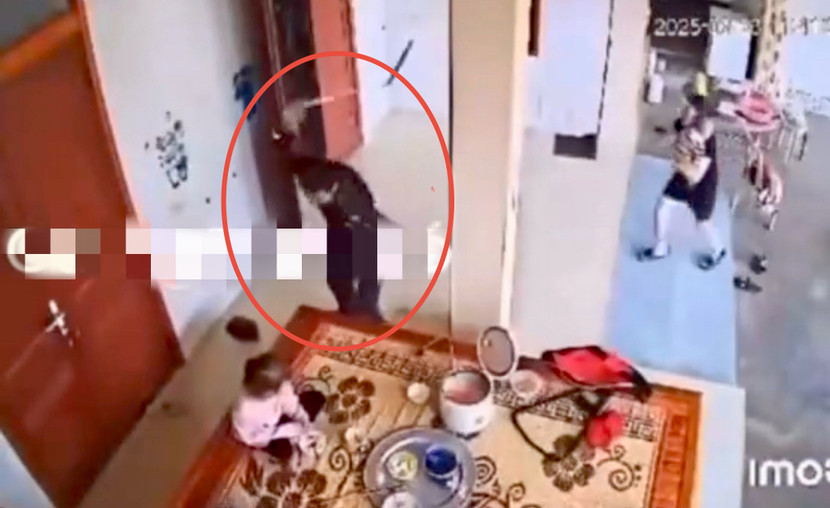 Hình ảnh người đàn ông dùng gậy đánh đập con