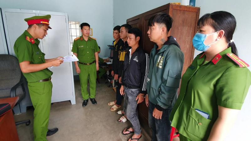 Cơ quan Công an đọc lệnh bắt tạm giam các đối tượng (Ảnh: Công an nhân dân)