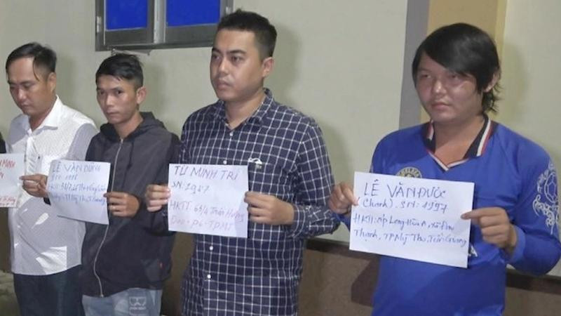 Nhóm người cho vay lãi nặng và ném chất bẩn ở Tiền Giang (Ảnh: Công an Tiền Giang)