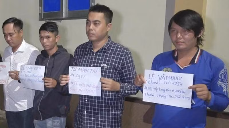 Nhóm người cho vay lãi nặng và ném chất bẩn ở Tiền Giang (Ảnh: Công an Tiền Giang)
