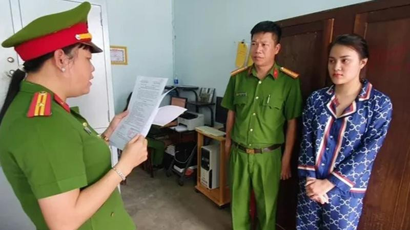 Nguyễn Hà Vi thời điểm bị đọc lệnh bắt giữ (Ảnh: Dân trí)