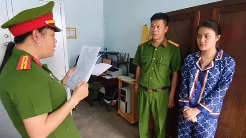 Nguyễn Hà Vi thời điểm bị đọc lệnh bắt giữ (Ảnh: Dân trí)