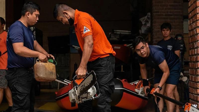 Lực lượng cứu hộ tại Quezon đang chuẩn bị phương tiện sẵn sàng cứu hộ