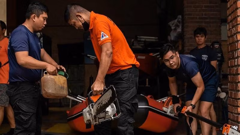 Lực lượng cứu hộ tại Quezon đang chuẩn bị phương tiện sẵn sàng cứu hộ