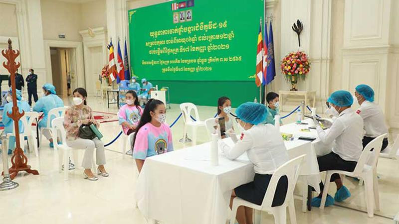 Trẻ em đi tiêm vaccine tại Campuchia Trẻ em đi tiêm vaccine tại Campuchia