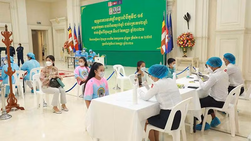 Trẻ em đi tiêm vaccine tại Campuchia Trẻ em đi tiêm vaccine tại Campuchia
