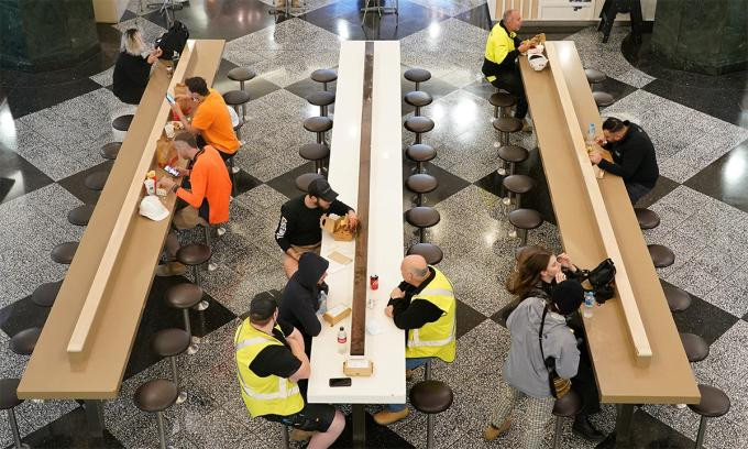 Người dân Sydney dùng bữa tại một cửa hàng đồ ăn ngày 11-10 Người dân Sydney dùng bữa tại một cửa hàng đồ ăn ngày 11-10