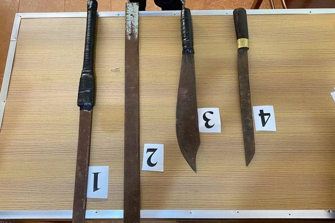 Hung khí vụ án bị cảnh sát thu giữ. Hung khí vụ án bị cảnh sát thu giữ.