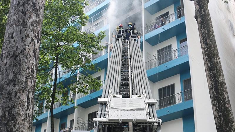 Cảnh sát điều xe thang và lực lượng cứu hỏa đến dập tắt đám cháy (Ảnh: Zing) Cảnh sát điều xe thang và lực lượng cứu hỏa đến dập tắt đám cháy (Ảnh: Zing)