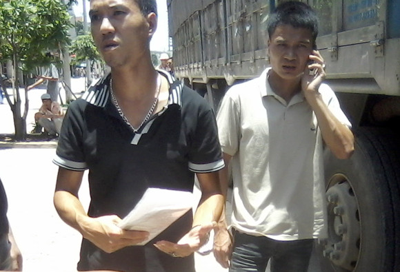 Bị CSGT tuýt còi, lái xe cố thủ trên ca-bin suốt 2 giờ ảnh 1 Bị CSGT tuýt còi, lái xe cố thủ trên ca-bin suốt 2 giờ ảnh 1