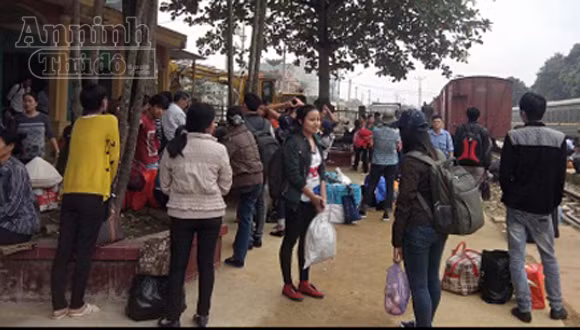 Tàu hàng trật bánh, tàu khách vạ lây ảnh 1