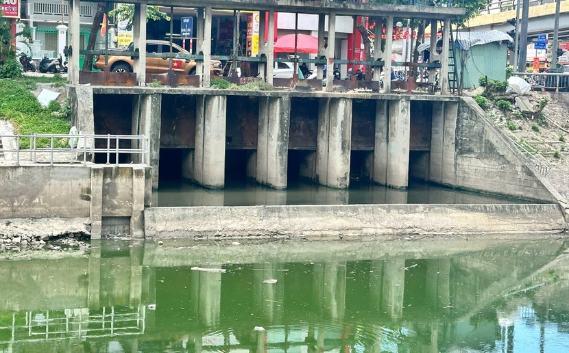 Nước sông Tô Lịch trong xanh trở lại sau khi được cải tạo. Ảnh chụp chiều ngày 5/9/2025.