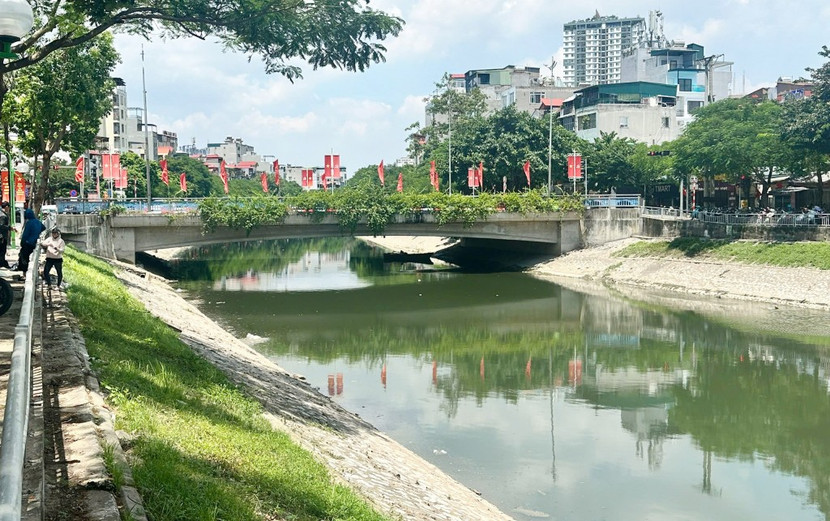 Sông Tô Lịch đã trong xanh trở lại sau khi được cải tạo, bổ cập nước từ Hồ Tây. Ảnh chụp chiều ngày 5/9/2025.